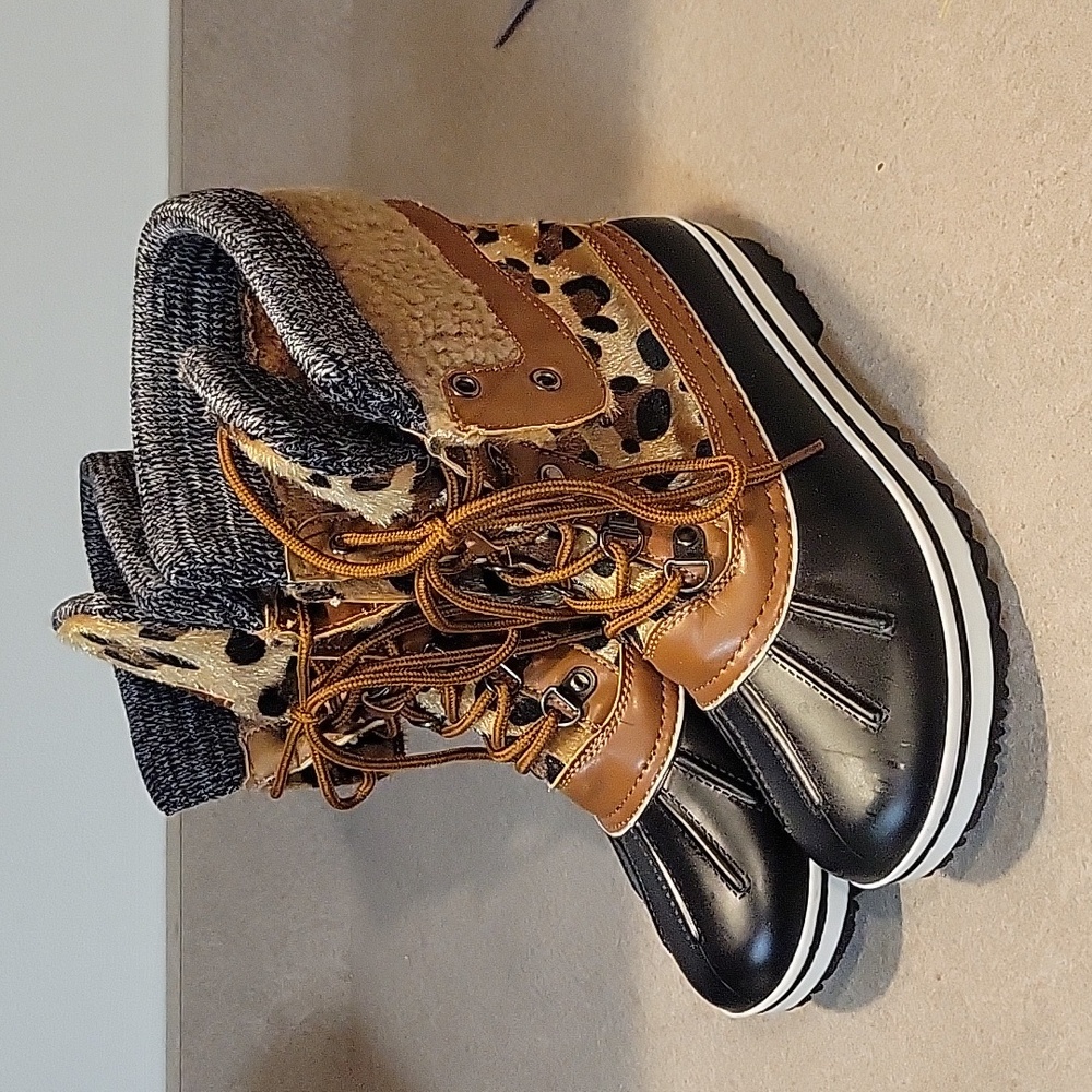 NWOT Greatonu boots size 6.